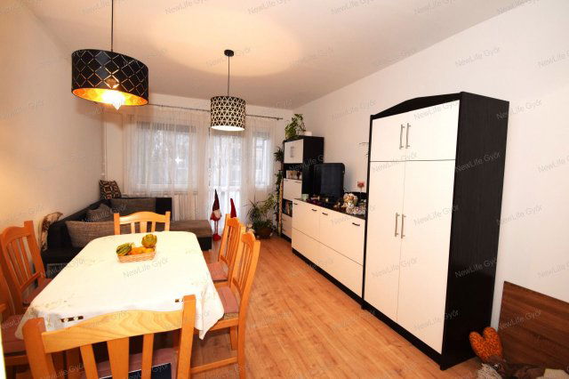 Eladó panellakás, Győrött 55.99 M Ft, 2+1 szobás