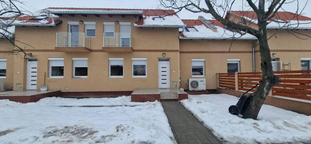 Eladó téglalakás, Cegléden 68 M Ft, 5 szobás