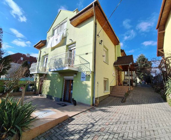 Eladó családi ház, Hévízen 249.9 M Ft, 9 szobás