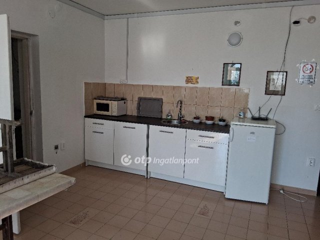Eladó családi ház, Balatonalmádiban 220 M Ft, 10 szobás