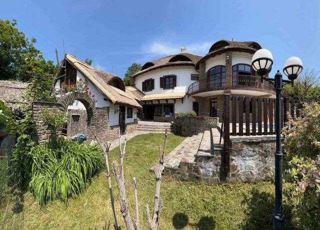 Eladó családi ház, Tihanyban 500 M Ft, 8 szobás