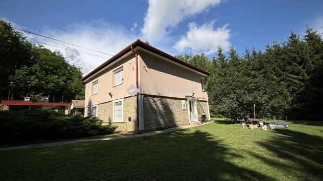 Eladó családi ház, Bakonynánán 199 M Ft, 6 szobás