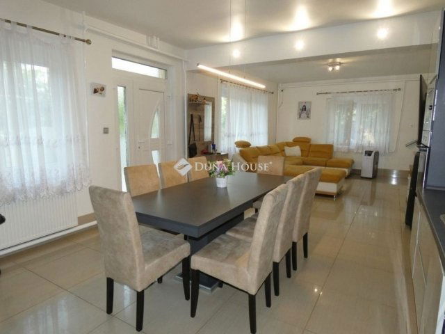 Eladó családi ház, Gödöllőn 205 M Ft, 16 szobás