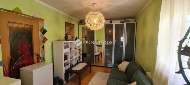 Eladó téglalakás, Szigetszentmiklóson 64.9 M Ft, 4 szobás