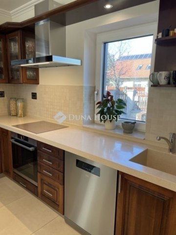 Eladó családi ház, Velencén 179.9 M Ft, 4 szobás