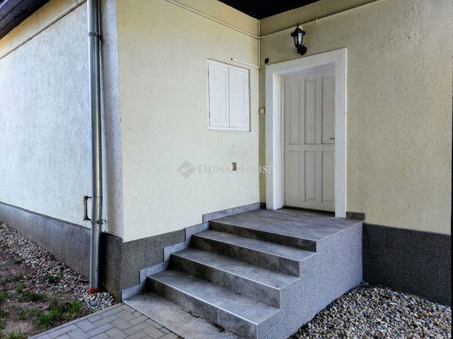 Eladó családi ház, Pencen 75 M Ft, 3 szobás