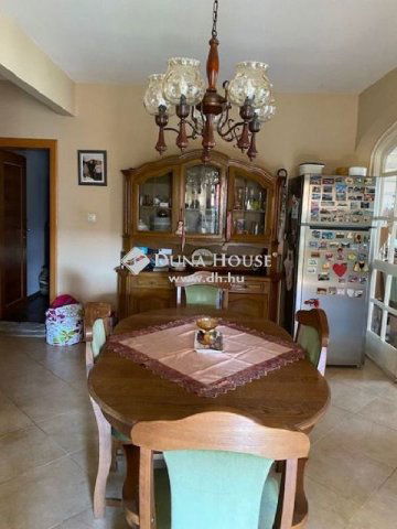 Eladó családi ház, Pécsett 381 M Ft, 6 szobás
