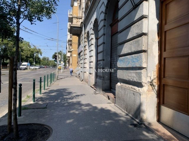 Eladó téglalakás, Budapesten, VI. kerületben 52.5 M Ft, 3 szobás