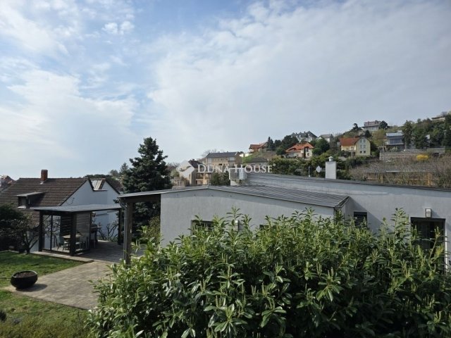 Eladó családi ház, Pécsett 219 M Ft, 5 szobás