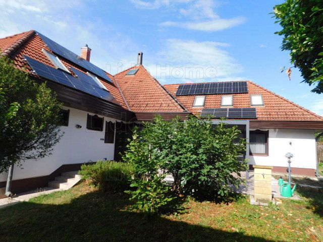 Eladó családi ház, Hévízen 149 M Ft, 6+1 szobás