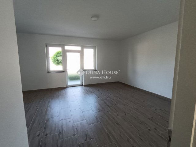 Eladó téglalakás, Cegléden 31.9 M Ft, 1 szobás