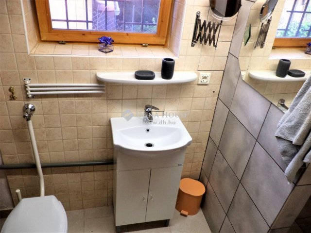 Eladó családi ház, Sukorón 93.75 M Ft, 5 szobás