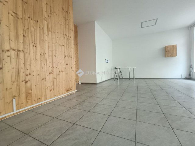 Eladó üzlethelyiség, Mosonmagyaróváron 13.5 M Ft