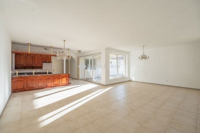 Eladó családi ház, Budaörsön 420 M Ft, 10 szobás