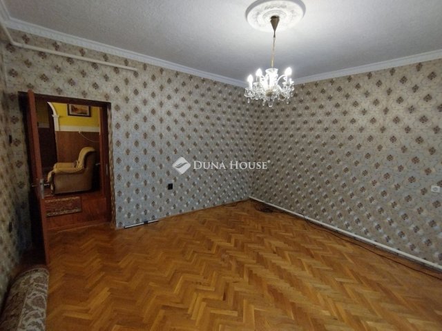Eladó családi ház, Tatabányán 124.99 M Ft, 8 szobás