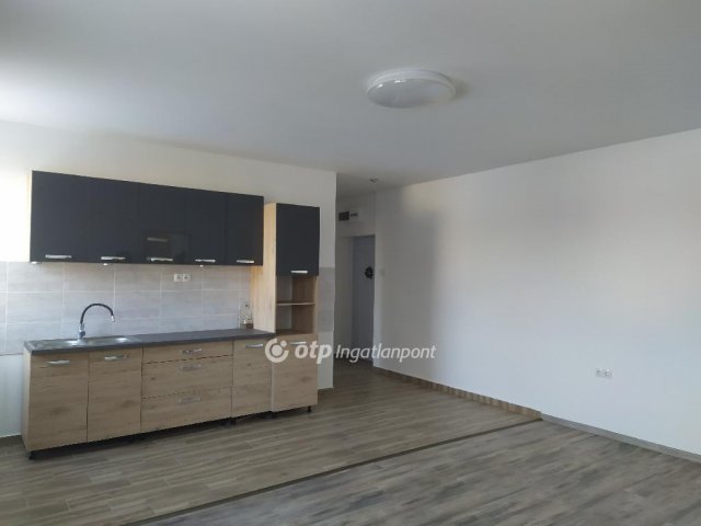 Eladó téglalakás, Verpeléten 22 M Ft, 1+1 szobás