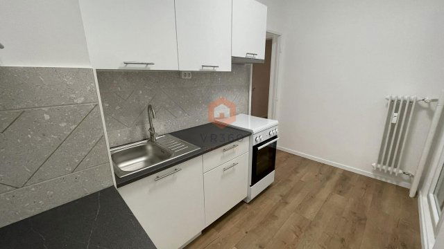 Eladó panellakás, Pécsett, József Attila utcában 59.9 M Ft