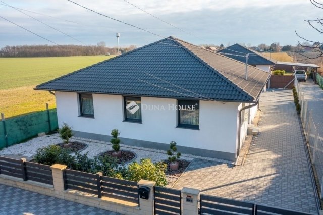 Eladó családi ház, Majosházán 89 M Ft, 4 szobás