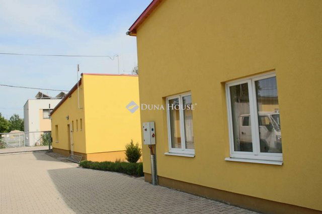 Kiadó ipari ingatlan, Pécsett 2537 E Ft / hó