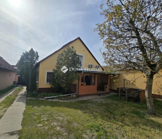 Eladó családi ház, Baján 125 M Ft, 8 szobás