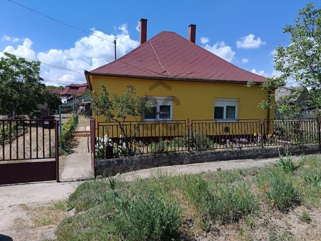 Eladó családi ház, Bölcskén 38 M Ft, 3 szobás