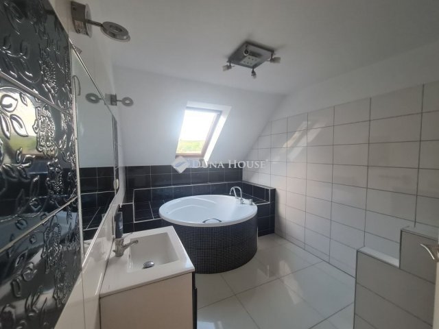 Eladó családi ház, Kerepesen 134.9 M Ft, 4 szobás