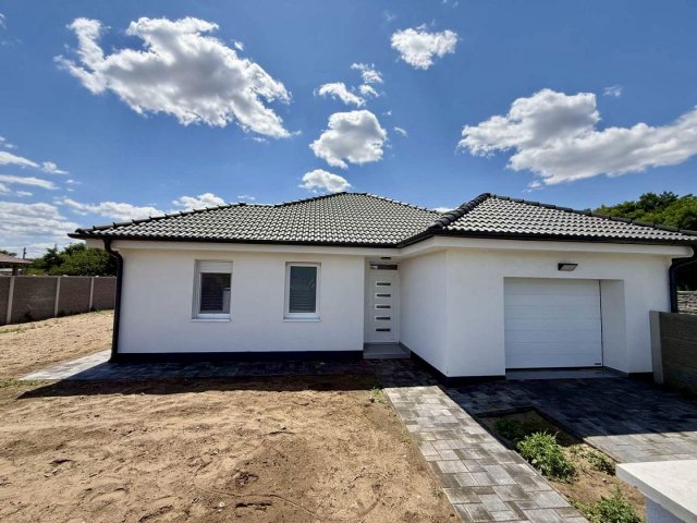 Eladó ikerház, Tégláson 89.99 M Ft, 4 szobás
