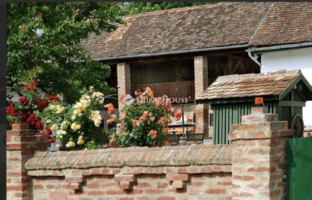 Eladó családi ház, Villánykövesden 198 M Ft, 8 szobás