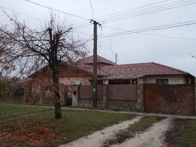 Eladó családi ház, Besnyőn 80 M Ft, 4 szobás