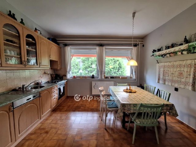 Eladó családi ház, Alsóörsön 139.7 M Ft, 5 szobás