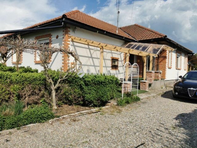Eladó családi ház, Göncön 64.99 M Ft, 4 szobás