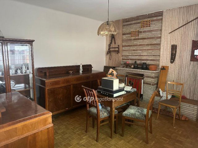 Eladó családi ház, Pécsett 60 M Ft, 3 szobás
