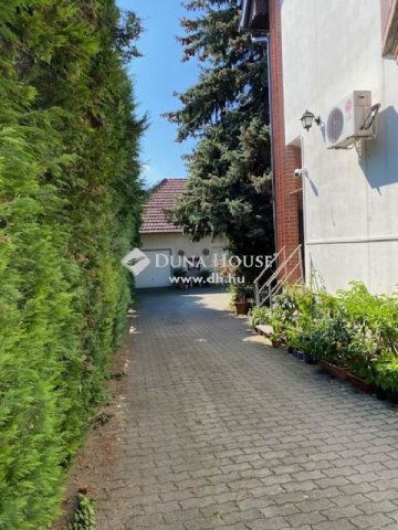 Eladó családi ház, Pécsett 375 M Ft, 6 szobás