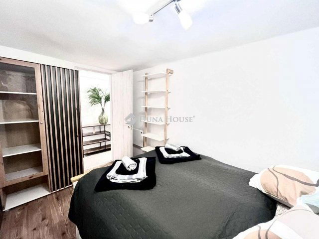 Eladó téglalakás, Pécsett 49.9 M Ft, 3 szobás