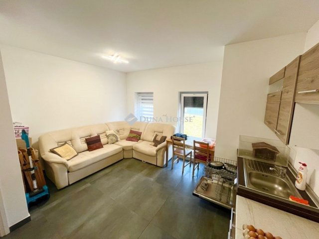 Eladó családi ház, Kőszárhegyen 134.99 M Ft, 5 szobás