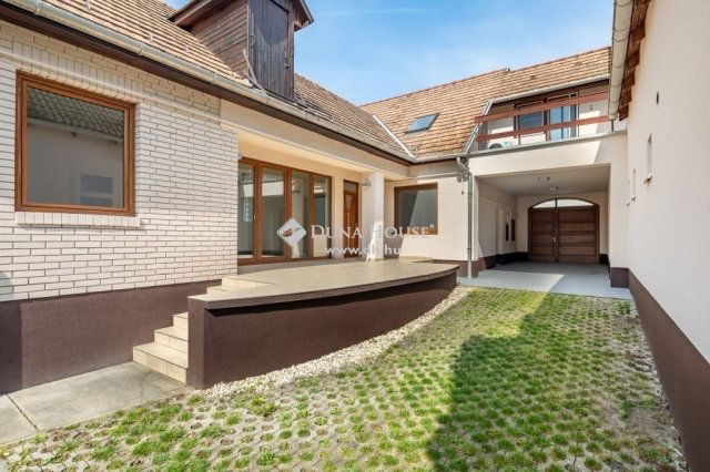 Eladó családi ház, Székesfehérvárott 149.9 M Ft, 6 szobás