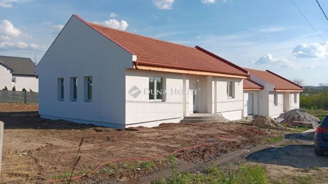 Eladó ikerház, Szadán 99.999 M Ft, 5 szobás