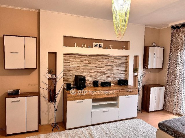 Eladó panellakás, Szolnokon 38.99 M Ft, 1+2 szobás