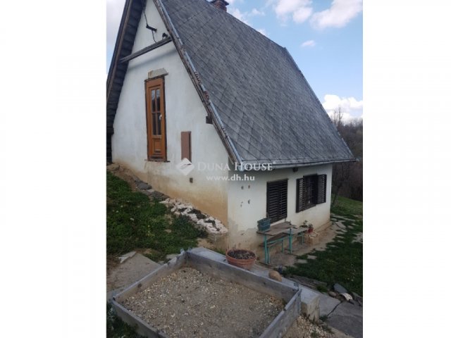 Eladó családi ház, Pécsett 16 M Ft, 1 szobás