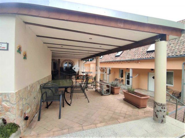 Eladó családi ház, Dunaszekcsőn 155.54 M Ft, 9 szobás