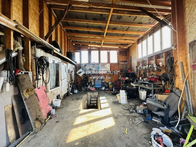 Eladó családi ház, Esztergomban 38.7 M Ft, 2 szobás