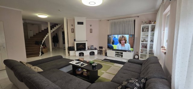 Eladó családi ház, Nagyvenyimen 89.9 M Ft, 4 szobás