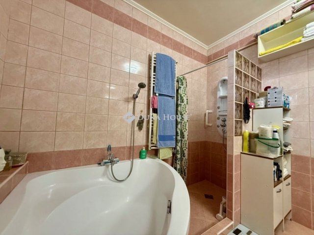 Eladó családi ház, Kecskeméten 149.9 M Ft, 9 szobás