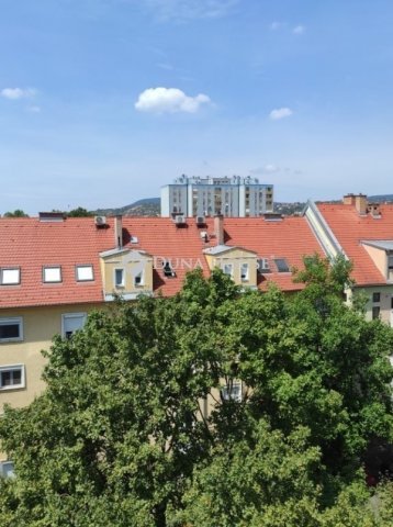 Eladó téglalakás, Pécsett 64.9 M Ft, 4 szobás