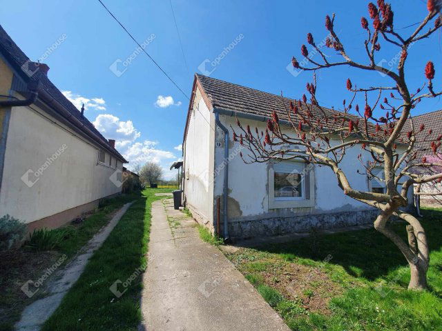 Eladó családi ház, Hobolon 12.2 M Ft, 2 szobás