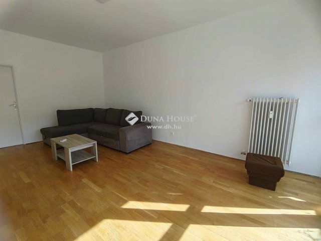 Eladó panellakás, Pécsett 39.5 M Ft, 2 szobás
