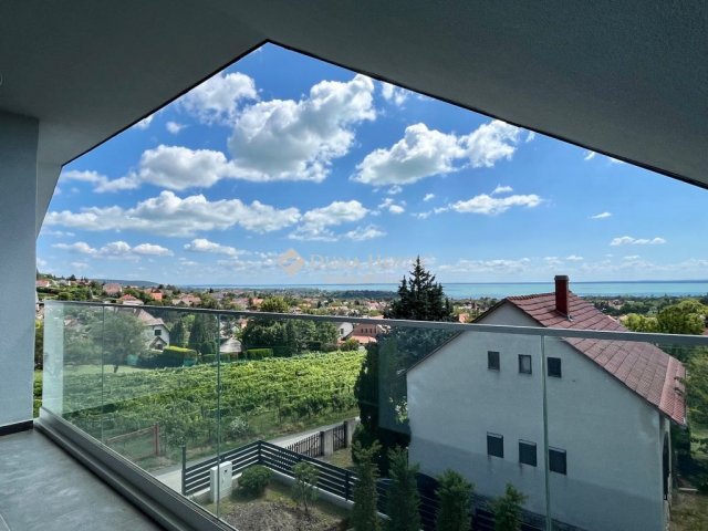 Eladó családi ház, Balatonfüreden 269.9 M Ft, 8 szobás
