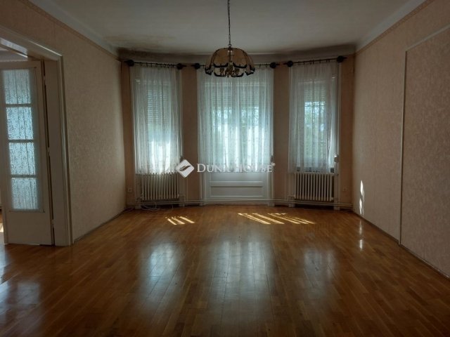 Eladó téglalakás, Pétfürdőn 64.999 M Ft, 4 szobás