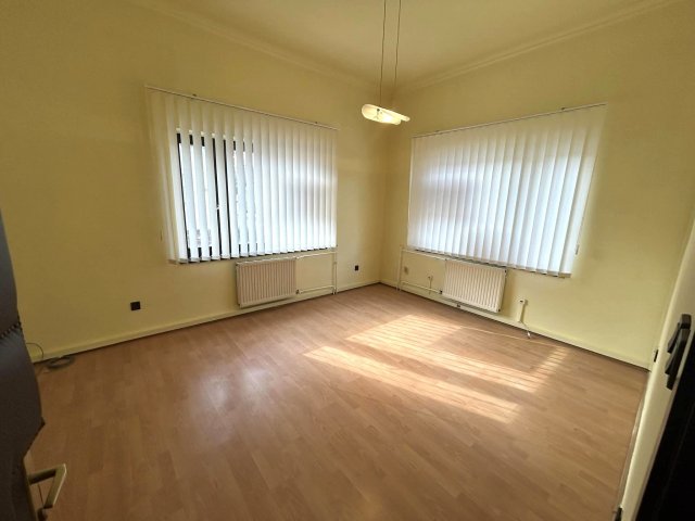 Eladó iroda, Szombathelyen 122.9 M Ft, 10 szobás