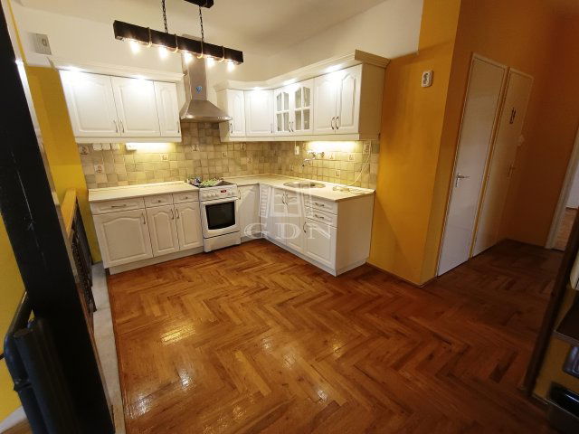 Eladó téglalakás, Veszprémben 70.5 M Ft, 5 szobás